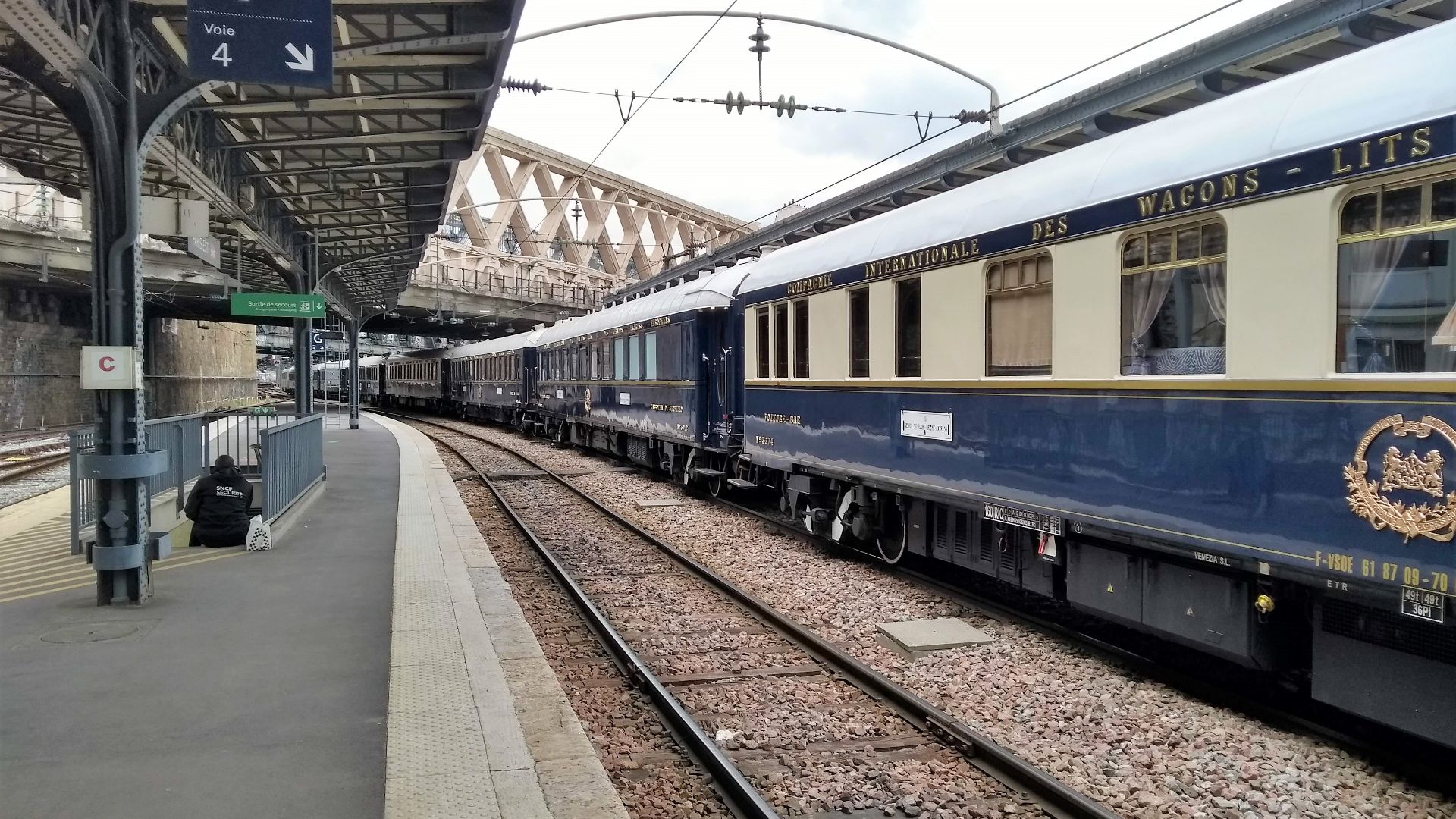 Gare de Paris-Est: L'Orient-Express est désormais prêt pour le départ vers Venise.