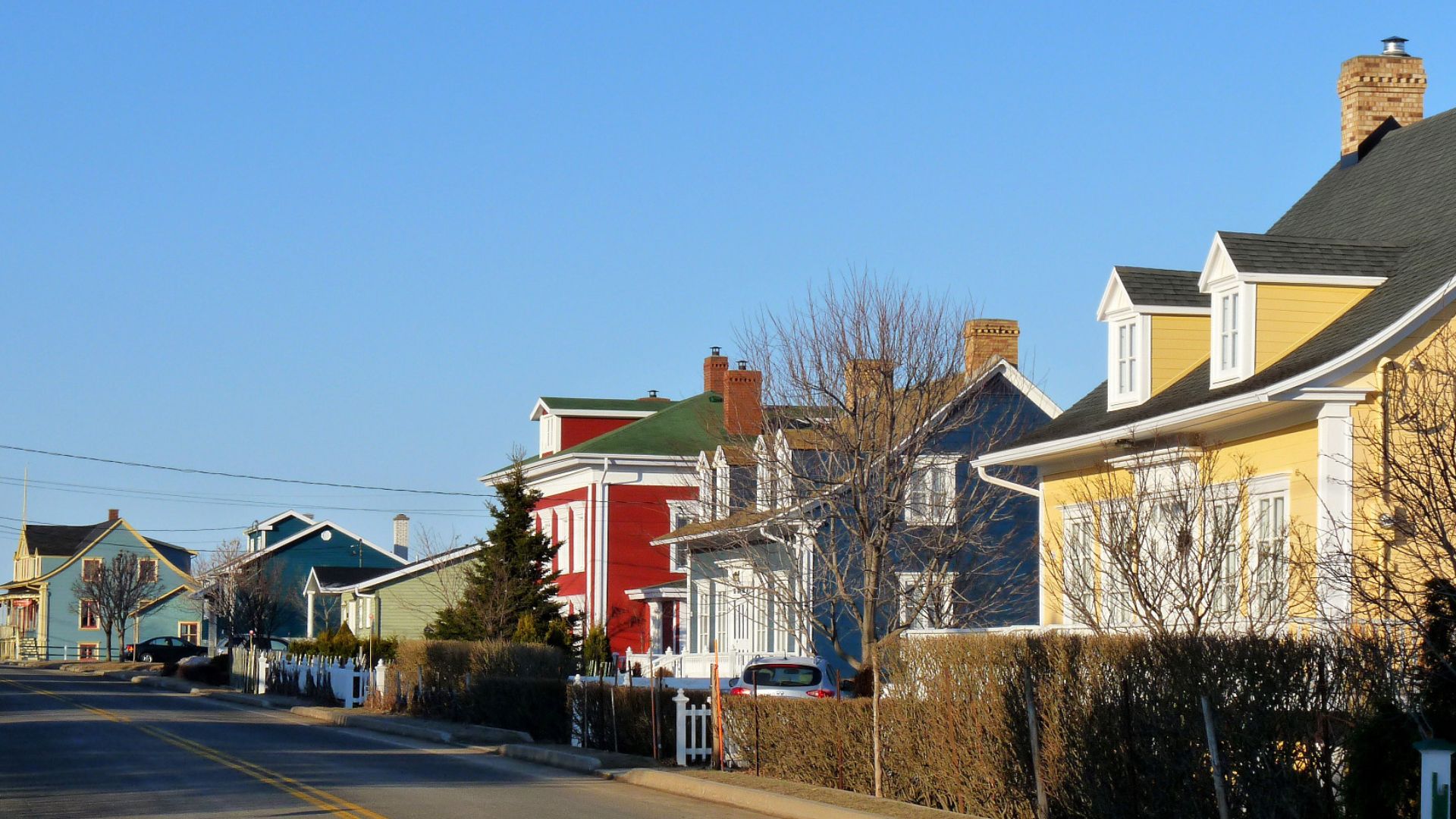 Alignement de vieilles maisons dans le village de Kamouraska au Bas-Saint-Laurent (Québec)