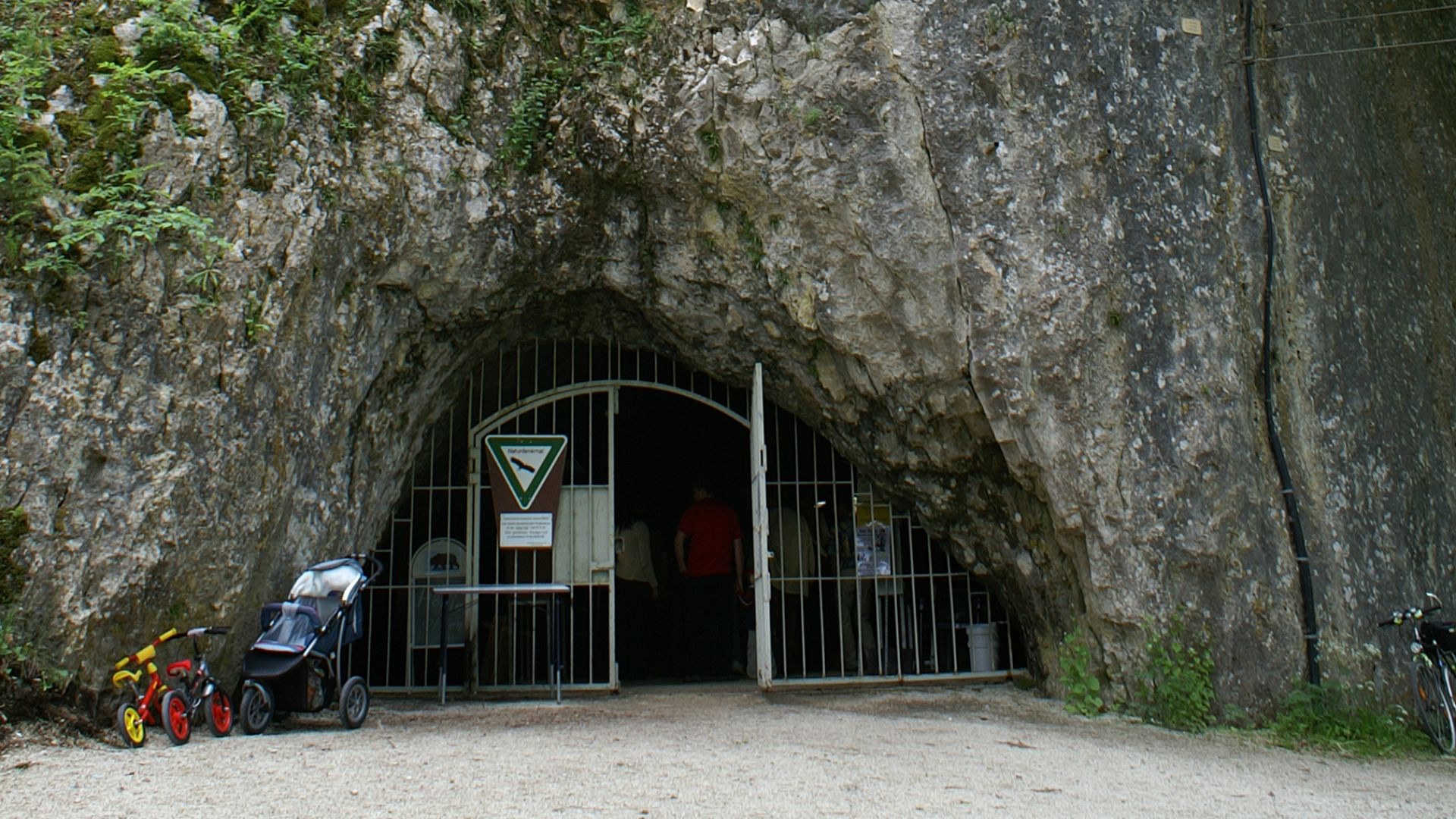 The hollow rock near Schelklingen in the Alb-Danube district is a sponge pest of the White Jura. The sugarloaf-shaped rock lies in the valley of the Urdonau.