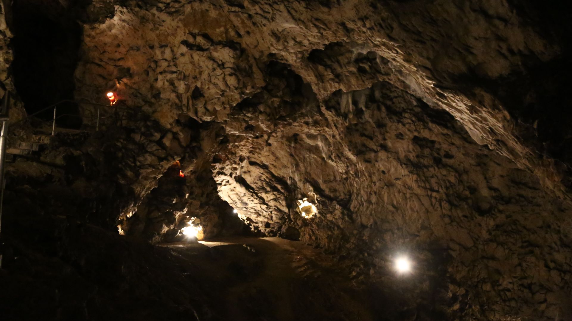 Höhle Hohler Fels bei Schelklingen, Alb-Donau-Kreis. Die Höhle ist eine von sechs Höhlen im UNESCO-Welterbe Höhlen und Eiszeitkunst der Schwäbischen Alb. In der Höhle wurde die älteste Figur der Menschheitsgeschichte gefunden.