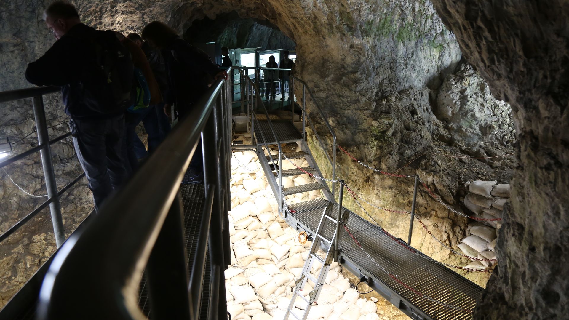 Höhle Hohler Fels bei Schelklingen, Alb-Donau-Kreis. Die Höhle ist eine von sechs Höhlen im UNESCO-Welterbe Höhlen und Eiszeitkunst der Schwäbischen Alb. In der Höhle wurde die älteste Figur der Menschheitsgeschichte gefunden.