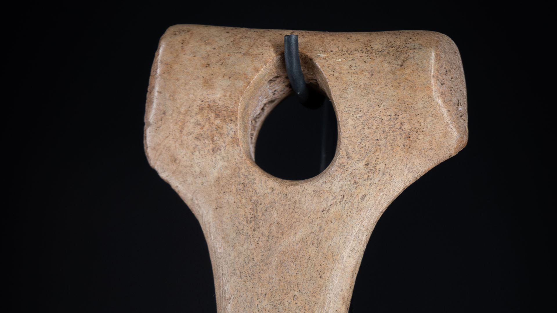 Lochstab aus Geweih aus den ca. 30.000 Jahre alten Gravettienschichten der Höhle Hohler Fels bei Schelklingen, Baden-Württemberg, Deutschland. Ausgestellt im Urgeschichtlichen Museum URMU in Blaubeuren.
