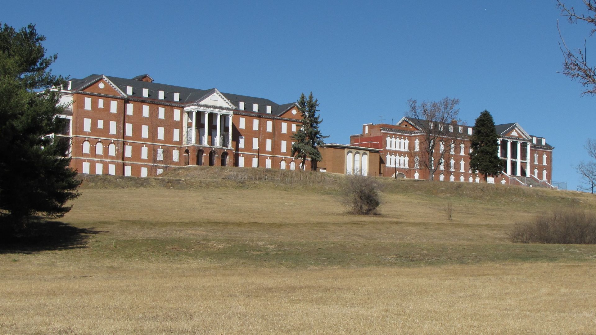 Full view of former DeJarnette Center complex.