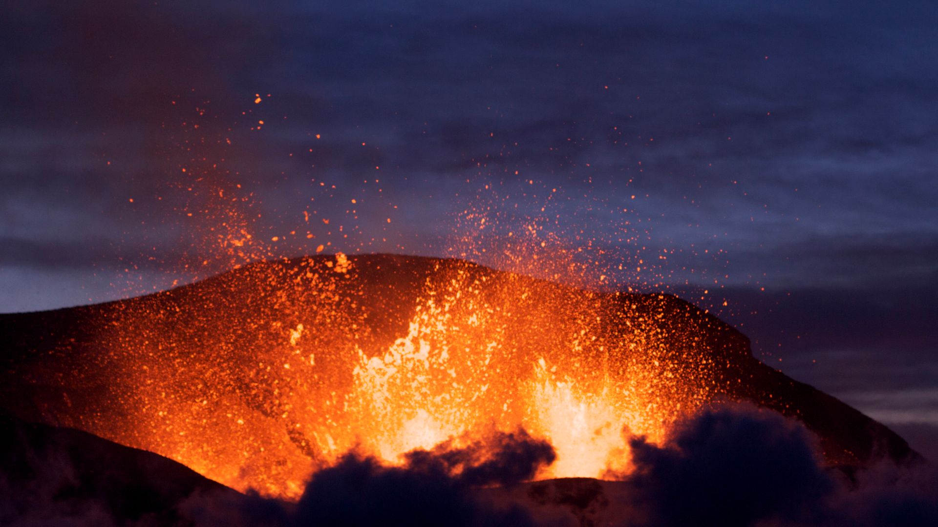 Eruption at Fimmvörðuháls at dusk.