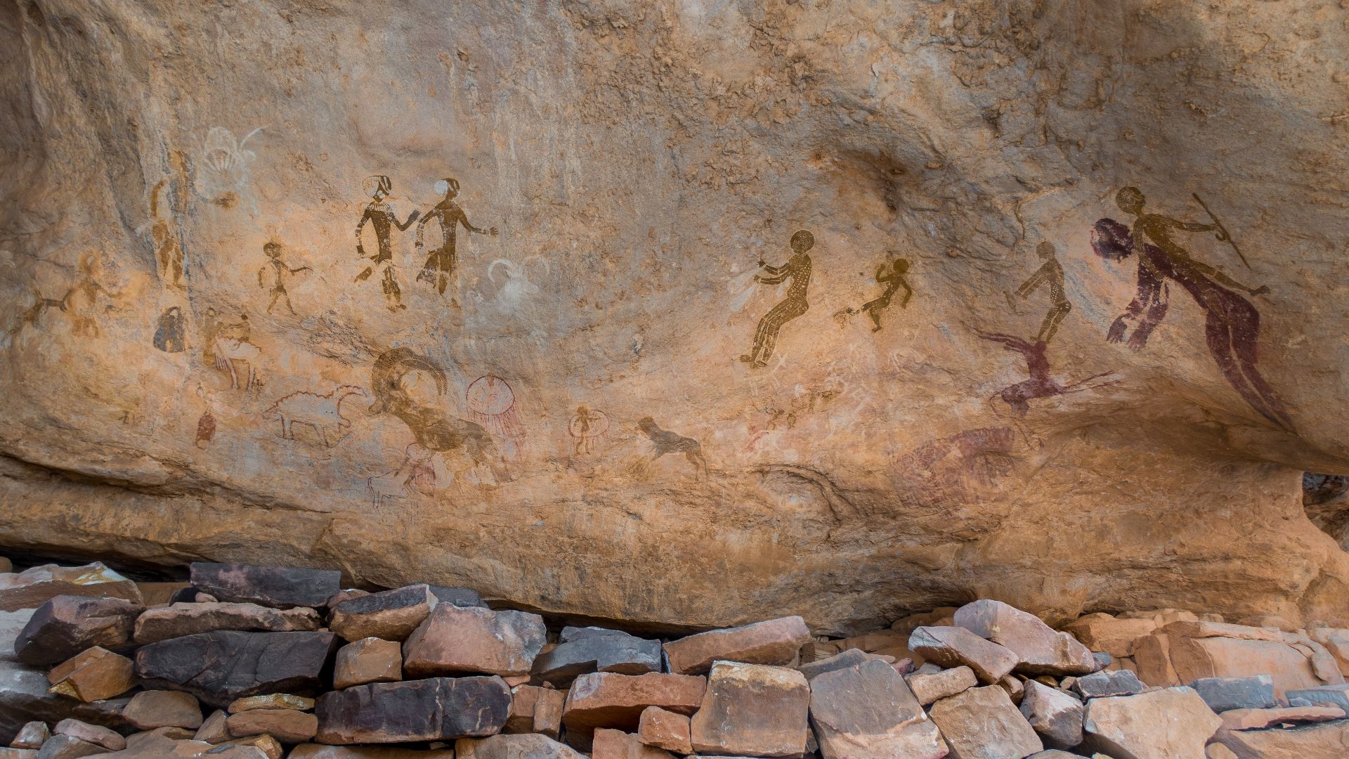 This zoomorphic cave paintingis located Tanzoumaitak in Tassili n'ajjer park in Djanet in Algeria.
This is one of more than thousannds of cave paintings discovered by Henri Lhote and his team and they was guided by Djebrine Machar a Touareg guide who was 
