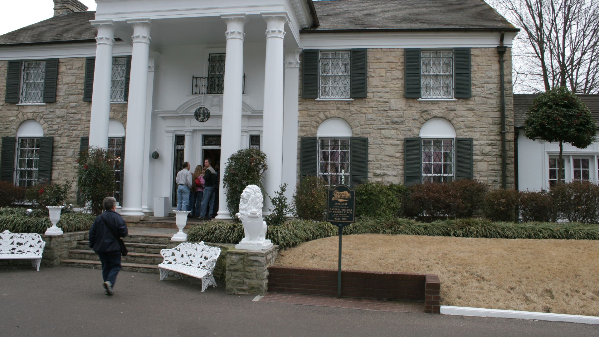The front entrance to Graceland, the home of Elvis Presley