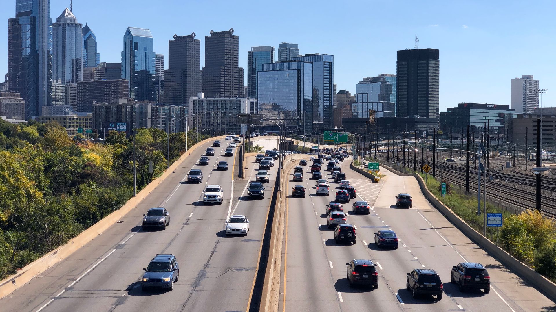 View east along Interstate 76 and U.S. Route 30 (Schuylkill Expressway) from the overpass for Spring Garden Street in Philadelphia, Pennsylvania