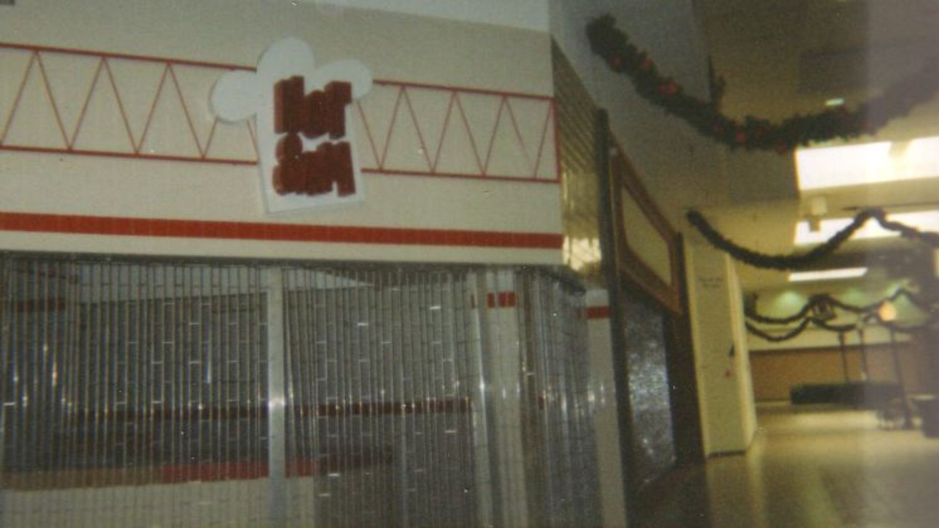 Former Hot Sam Pretzels at Hampton Towne Centre. Behind it is what I think was a Kinney Shoes, and to the left (just off-camera) was B. Dalton. Last time I looked, the Hot Sam storefront still had ovens and even a drink dispenser inside. The former Weichm
