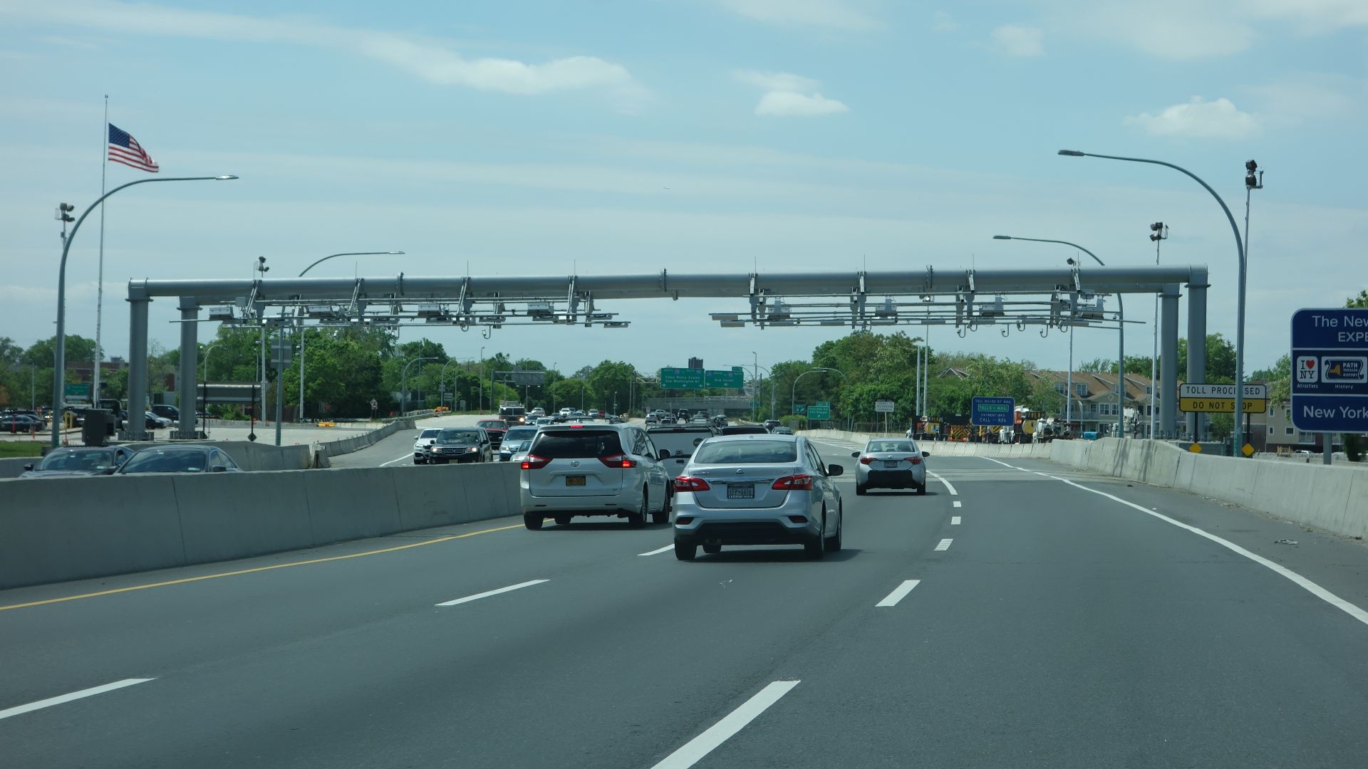 Exiting the Throgs Neck Bridge onto the Cross Bronx Expressway Extension (Interstate 295) in Throgs Neck, Bronx. Pictured are the new electronic toll gates which replaced the conventional toll booth plaza.