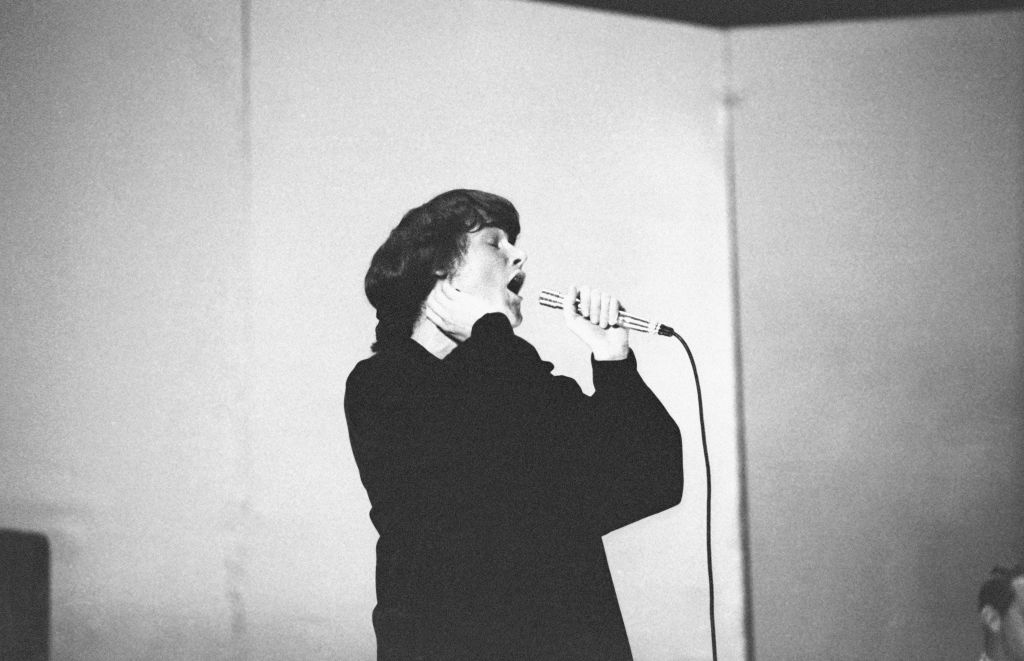 PJ PROBY in black outfit