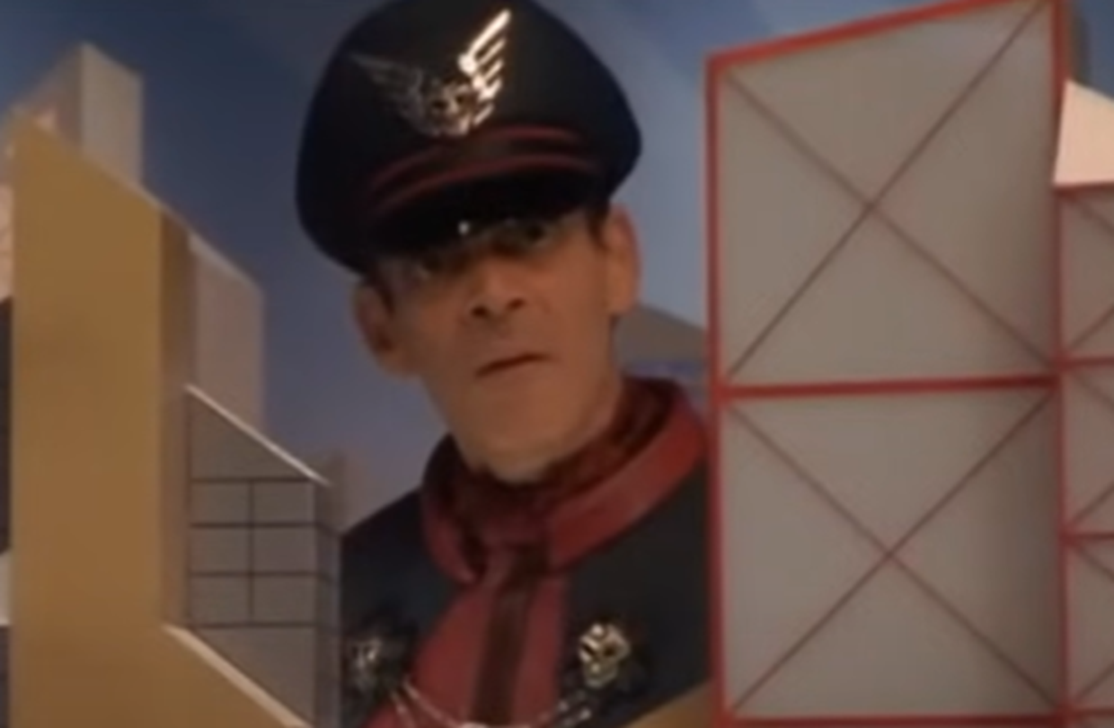 Screenshot of Raul Julia from - Street Fighter (1994)