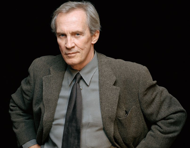 Roy Thinnes in a suit