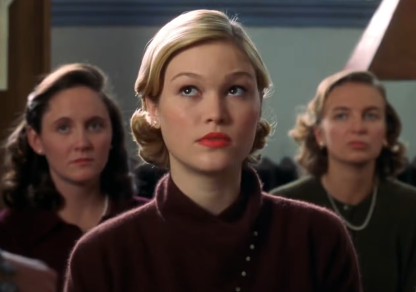 A screenshot of the movie Mona Lisa Smile