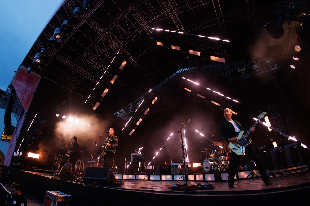 Queens of the Stone Age (American rock band) performing