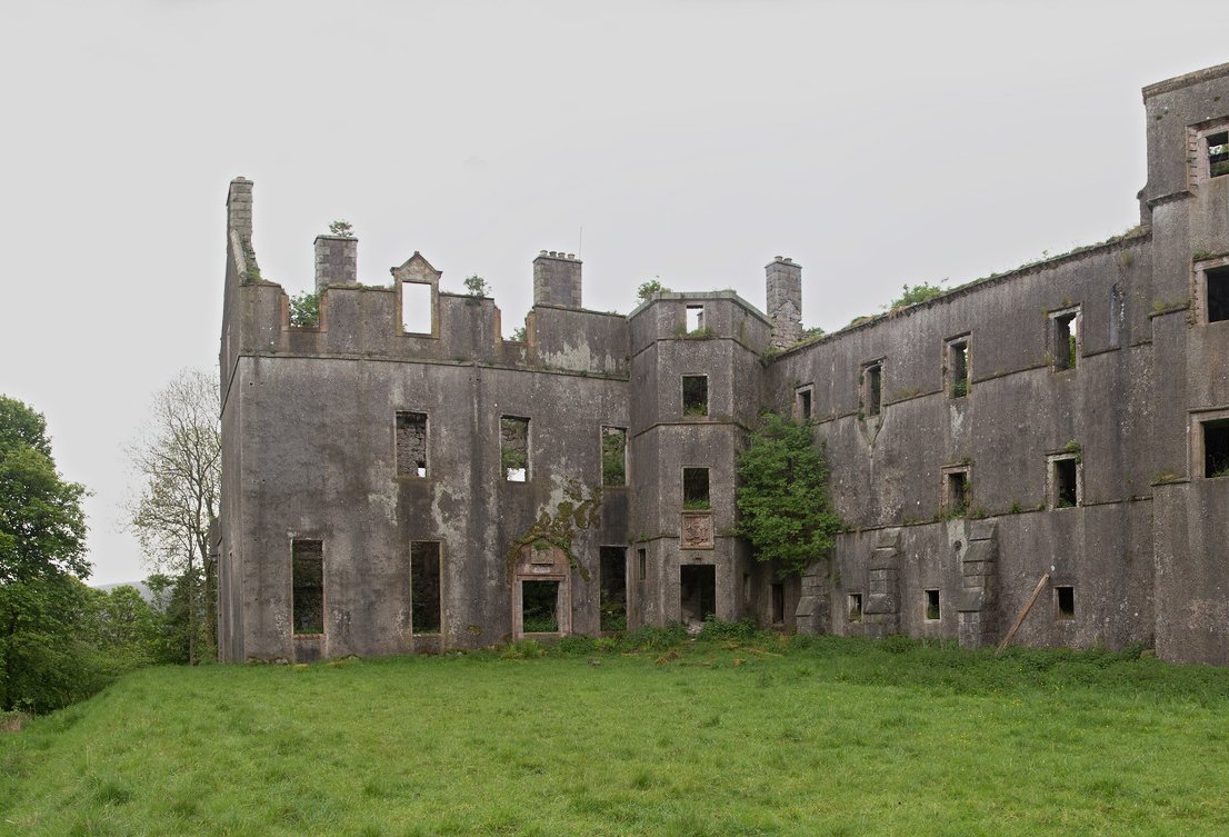 Kenmure Castle surrounded with greenery