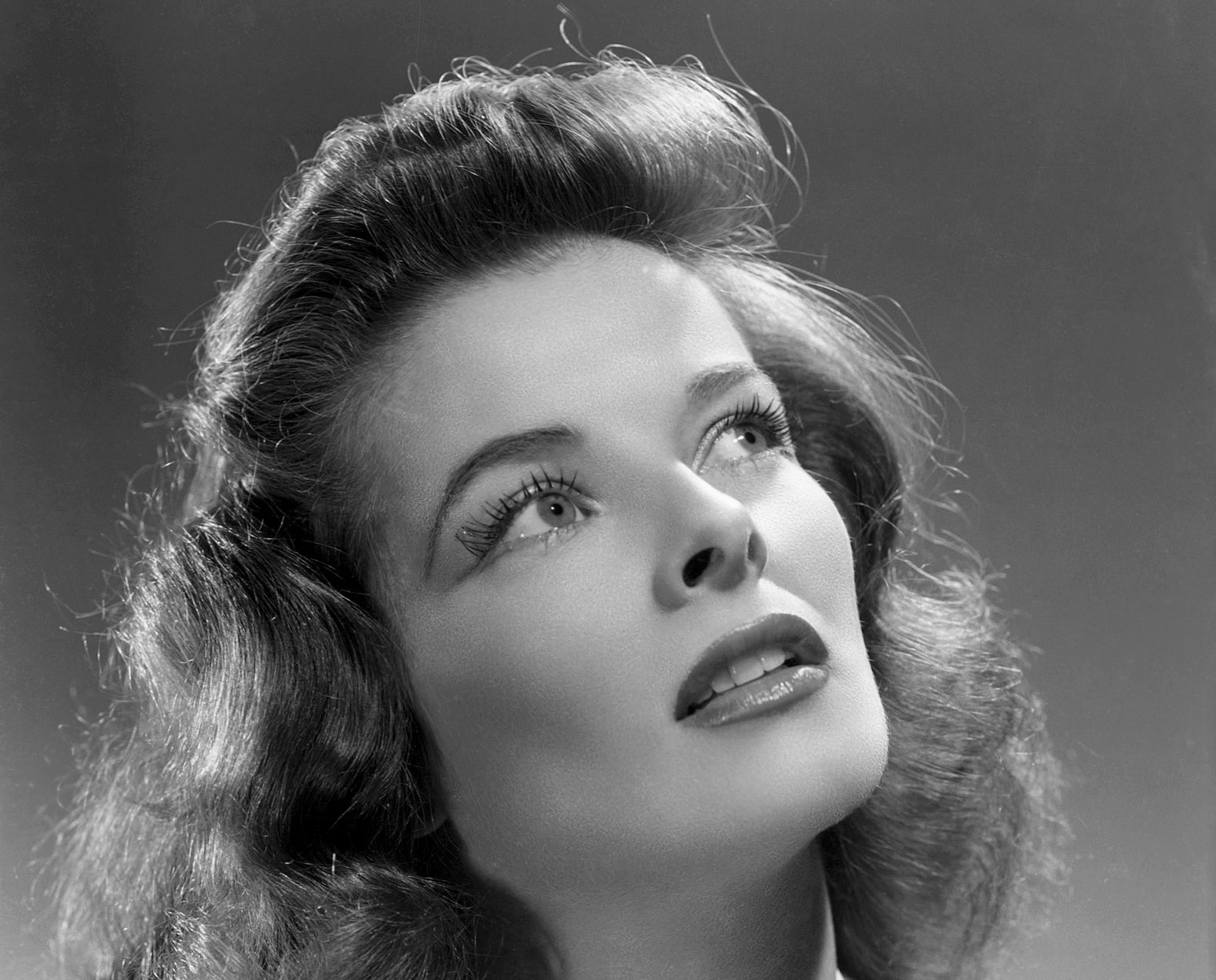 Grayscale Portrait Photo of Katharine Hepburn looking upwards