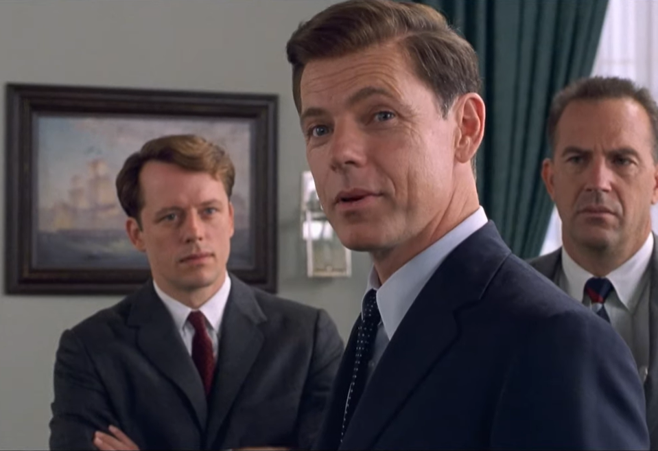 Screenshot from the movie Thirteen Days (2000)