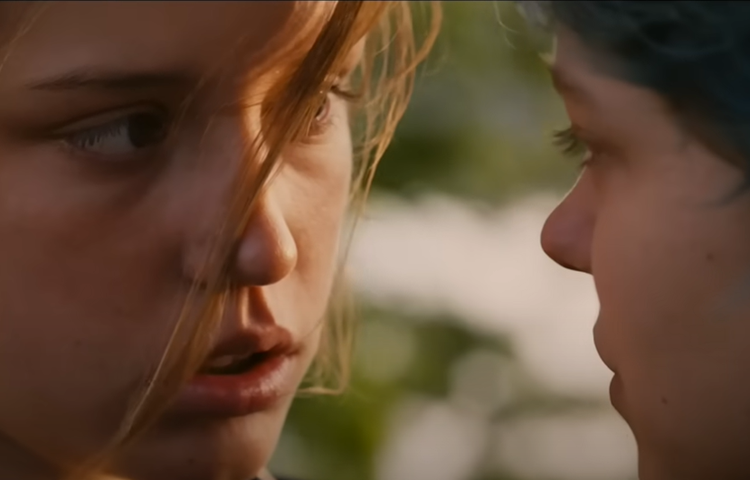 Screenshot of Léa Seydoux and Adèle Exarchopoulos in Blue Is the Warmest Colour (2013)