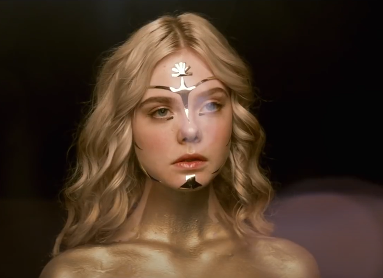 Screenshot of Elle Fanning from - The Neon Demon (2016)