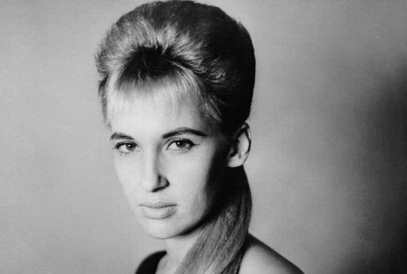 Tammy Wynette in 1970 in black top
