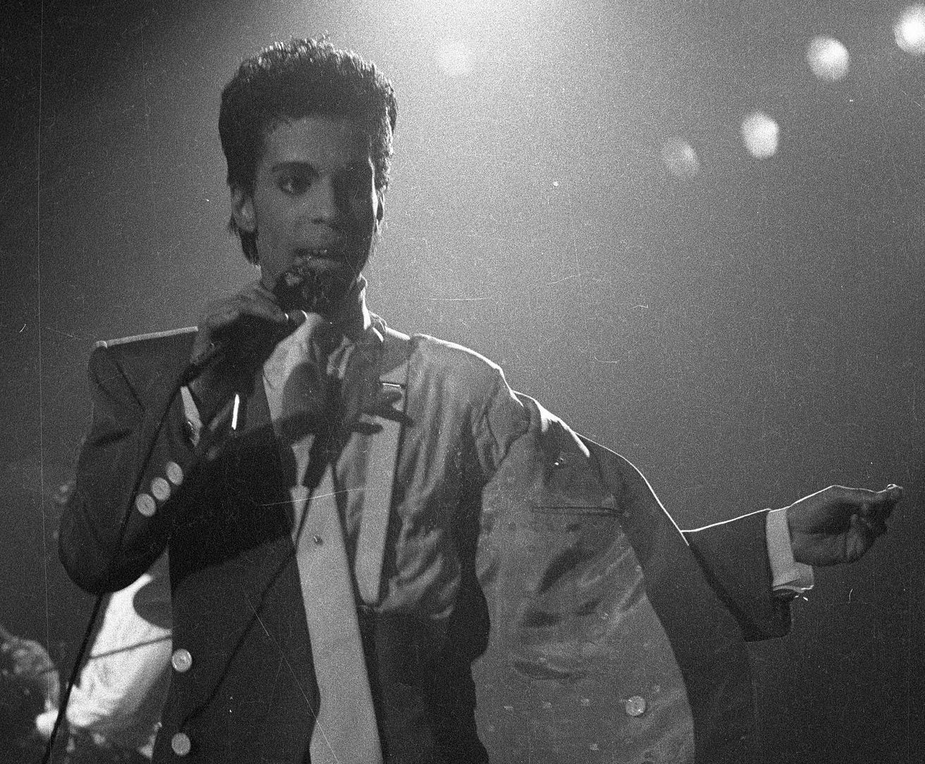 Grayscale Portrait Photo of American singer-songwriter Prince playing at Forest National, Brussels, Belgium