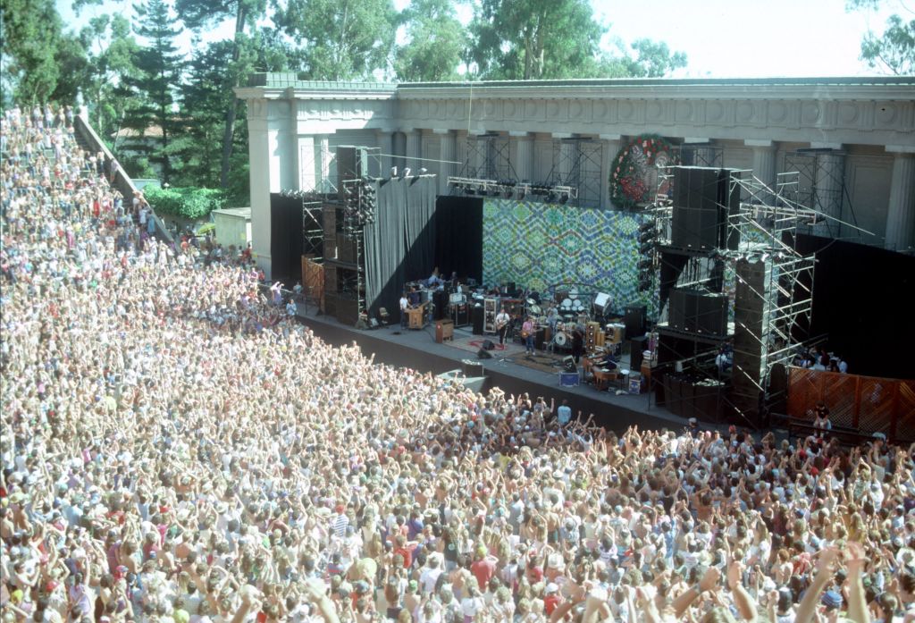 Photo of Grateful Dead performing