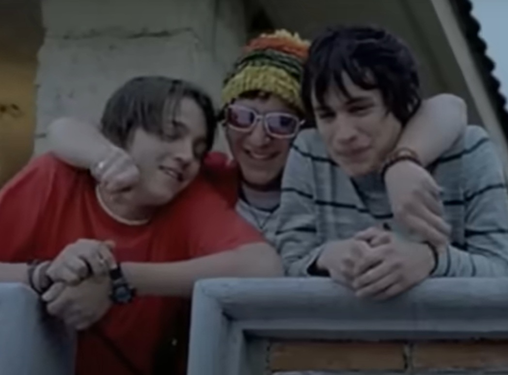 A visually captivating still taken from a pivotal moment in the film Y tu mamá también (2001)