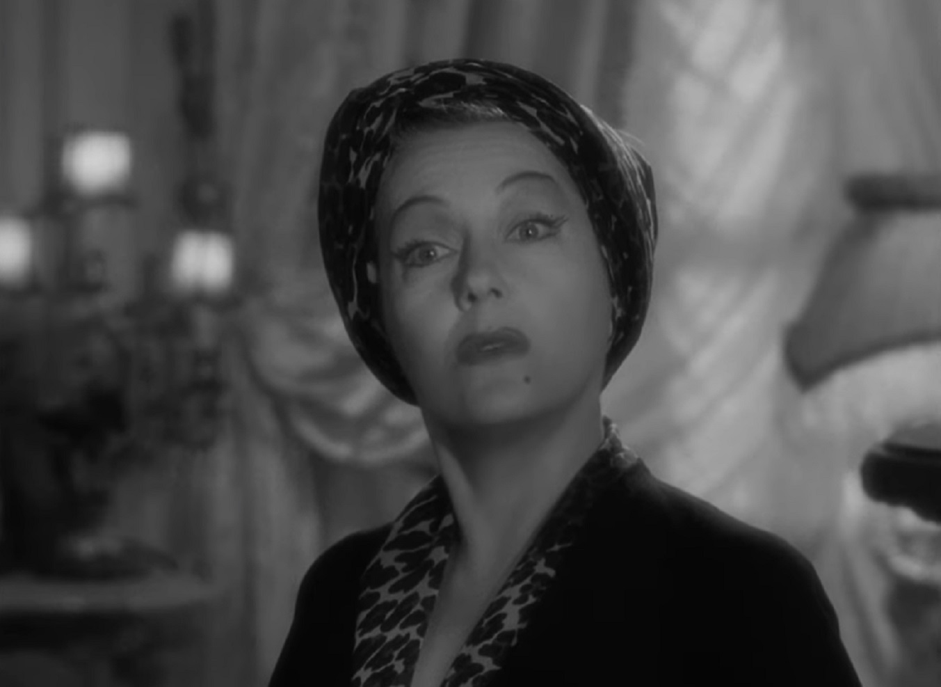 Screenshot of Gloria Swanson talking - from Sunset Blvd (1950)