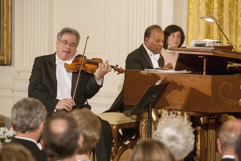 Violinist-Itzhak-Perlman-Performs-During-The-White-House-State-Dinner-In-Honor-042E7A