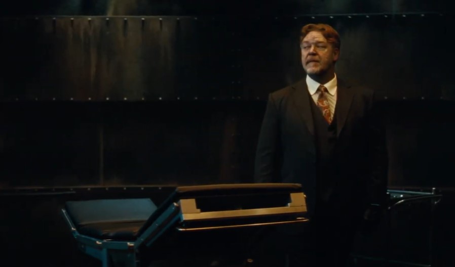 Russell Crowe, The Mummy (2017) in suit