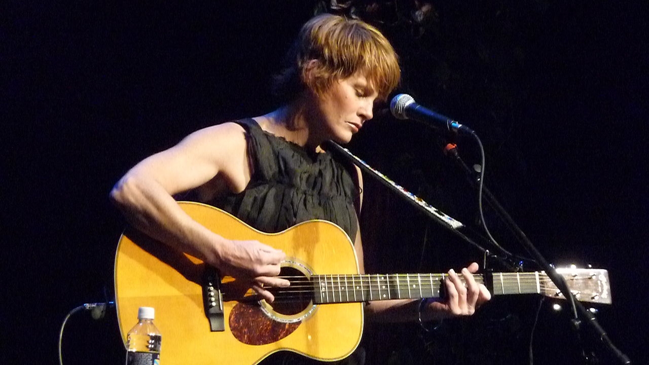 Shawn Colvin performing