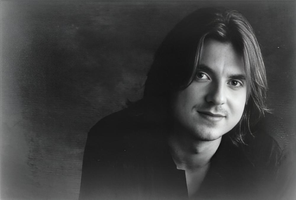 Grayscale Portrait Photo of the American stand-up comedian Mitch Hedberg