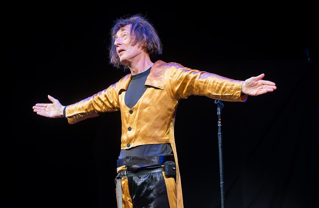 Portrait Photo of the comedian Emo Philips performing on a stage