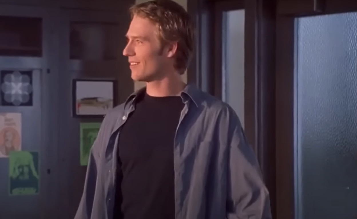 Screenshot from the movie Never Been Kissed (1999).