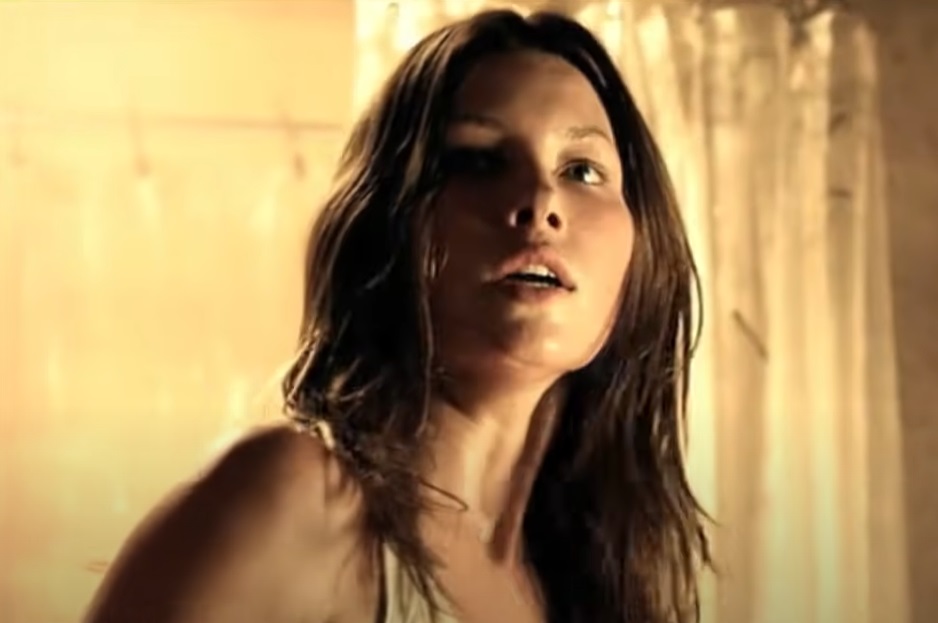 Screenshot from the movie The Texas Chainsaw Massacre (2003)