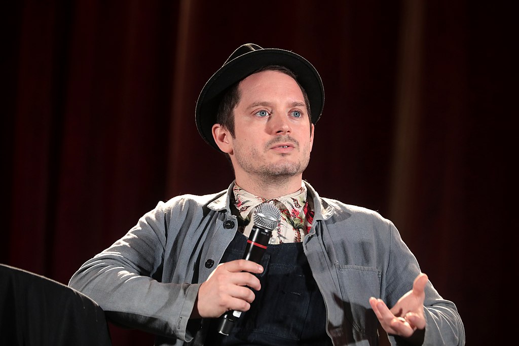 Elijah Wood speaking with attendees at the 2019 Phoenix Fan Fusion