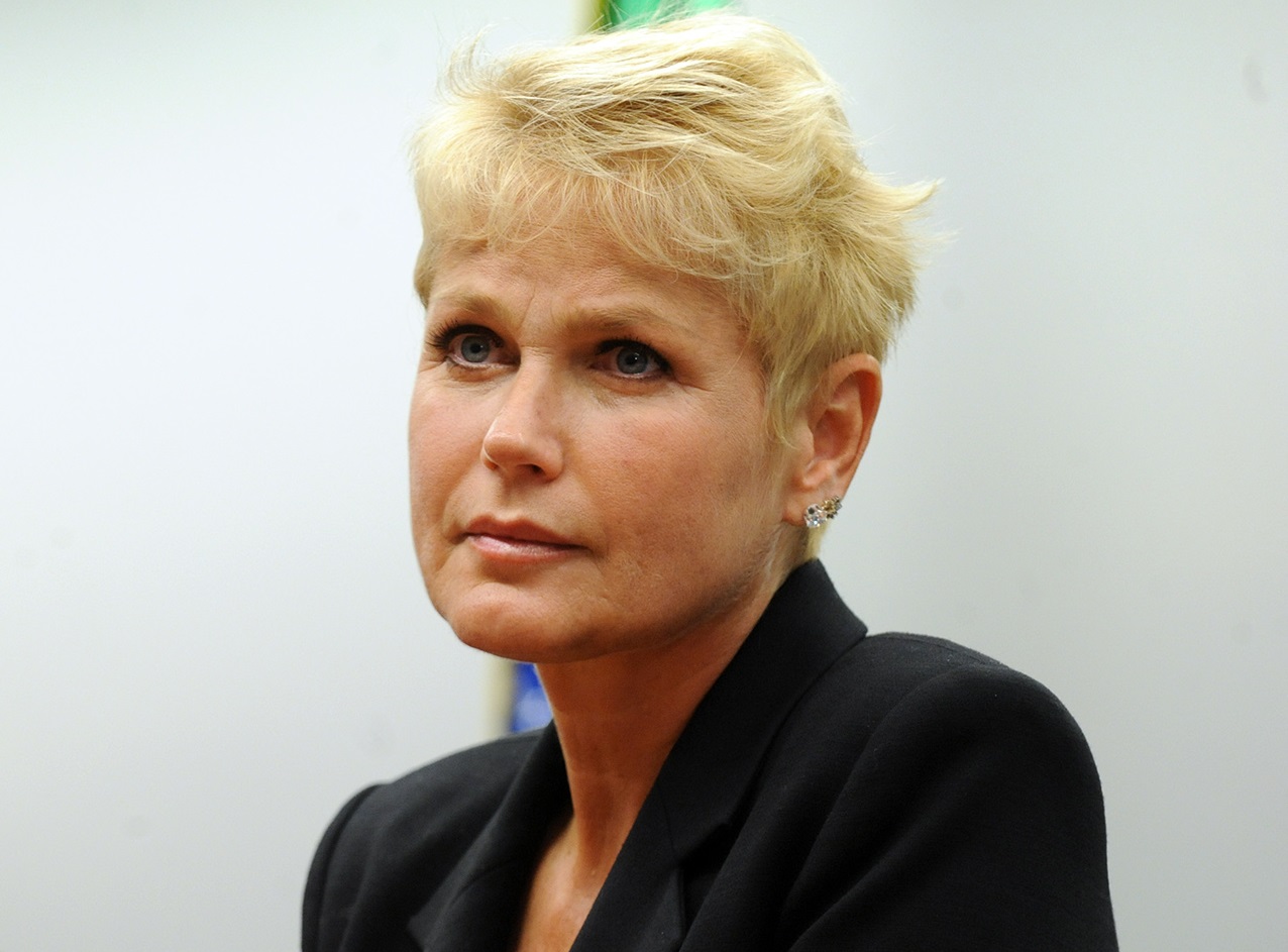 Xuxa Meneghel looking at side.