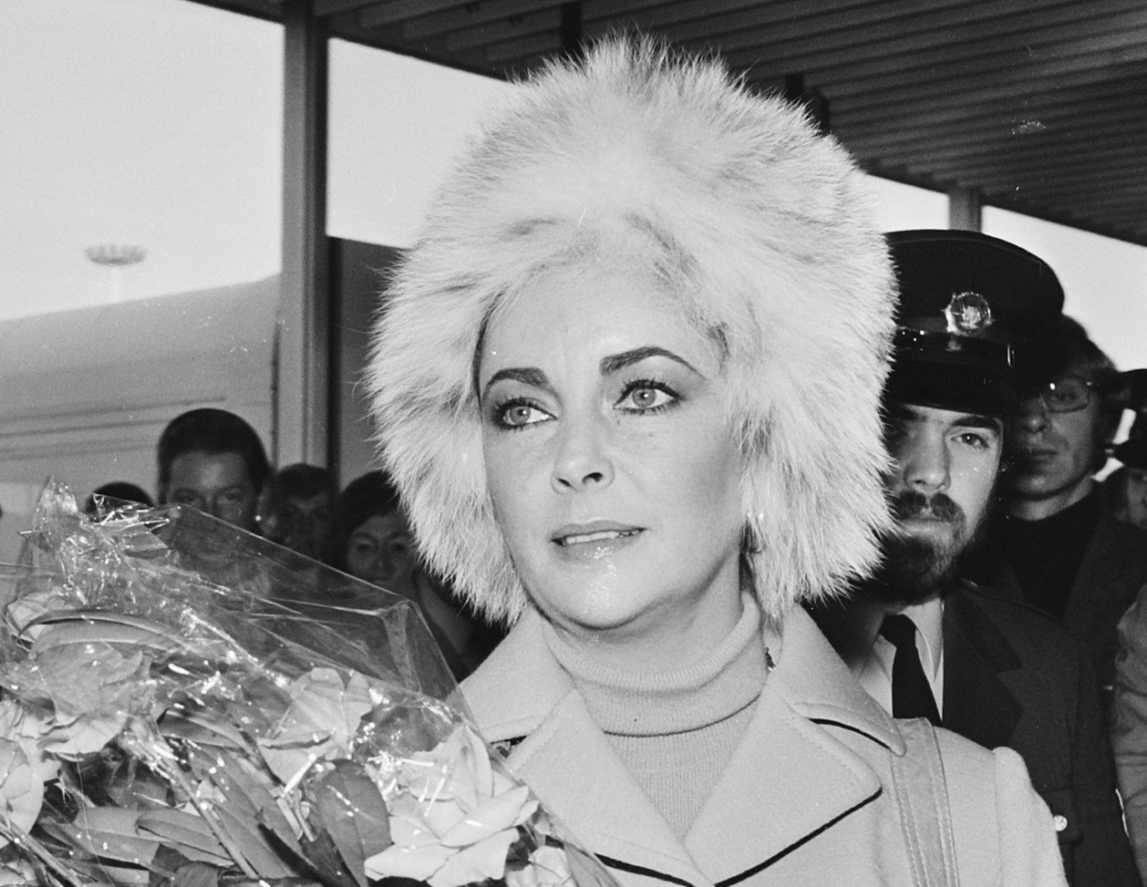 Elizabeth Taylor looking at side - 1973