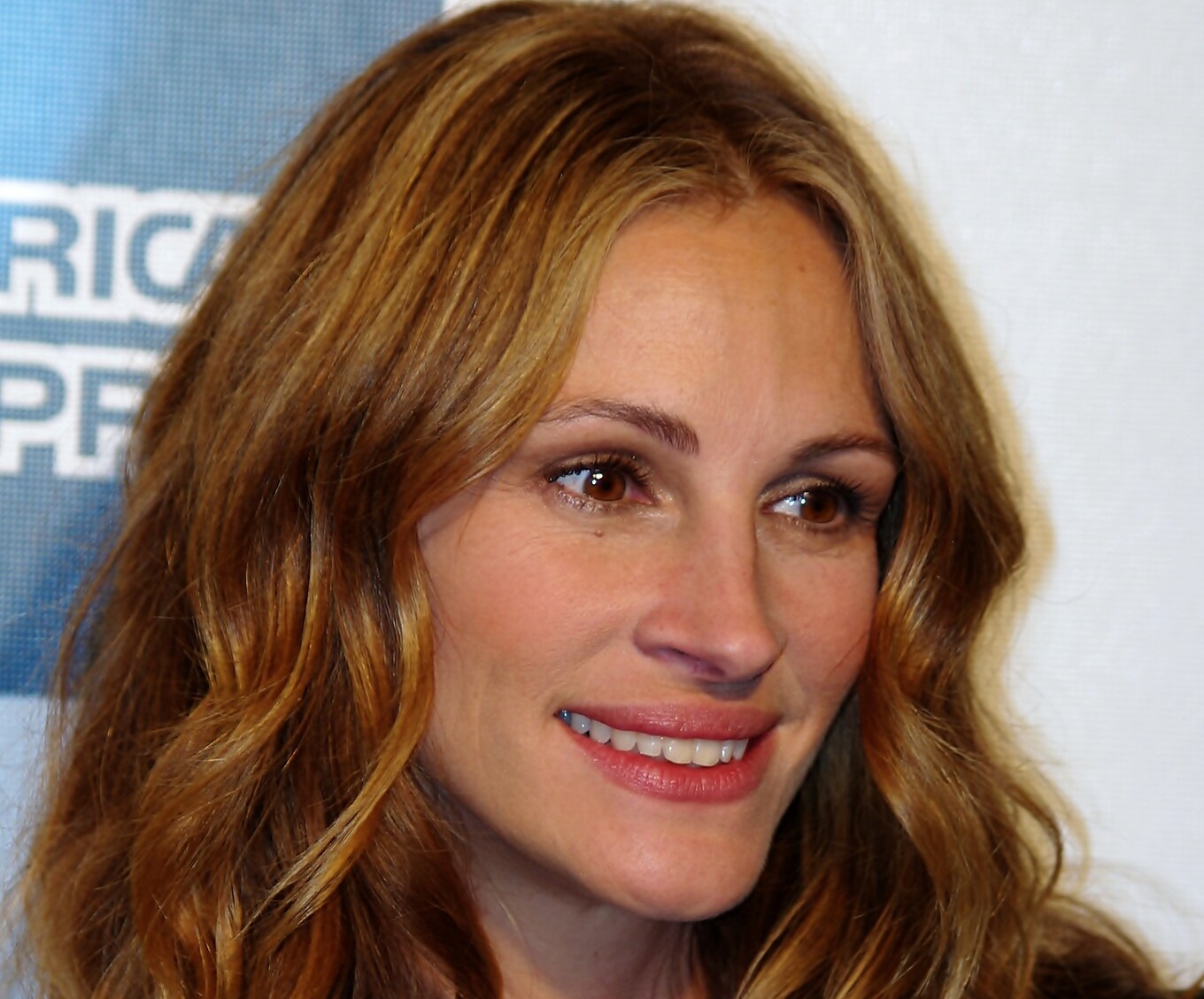 Julia Roberts looking at side and smiling - 2011