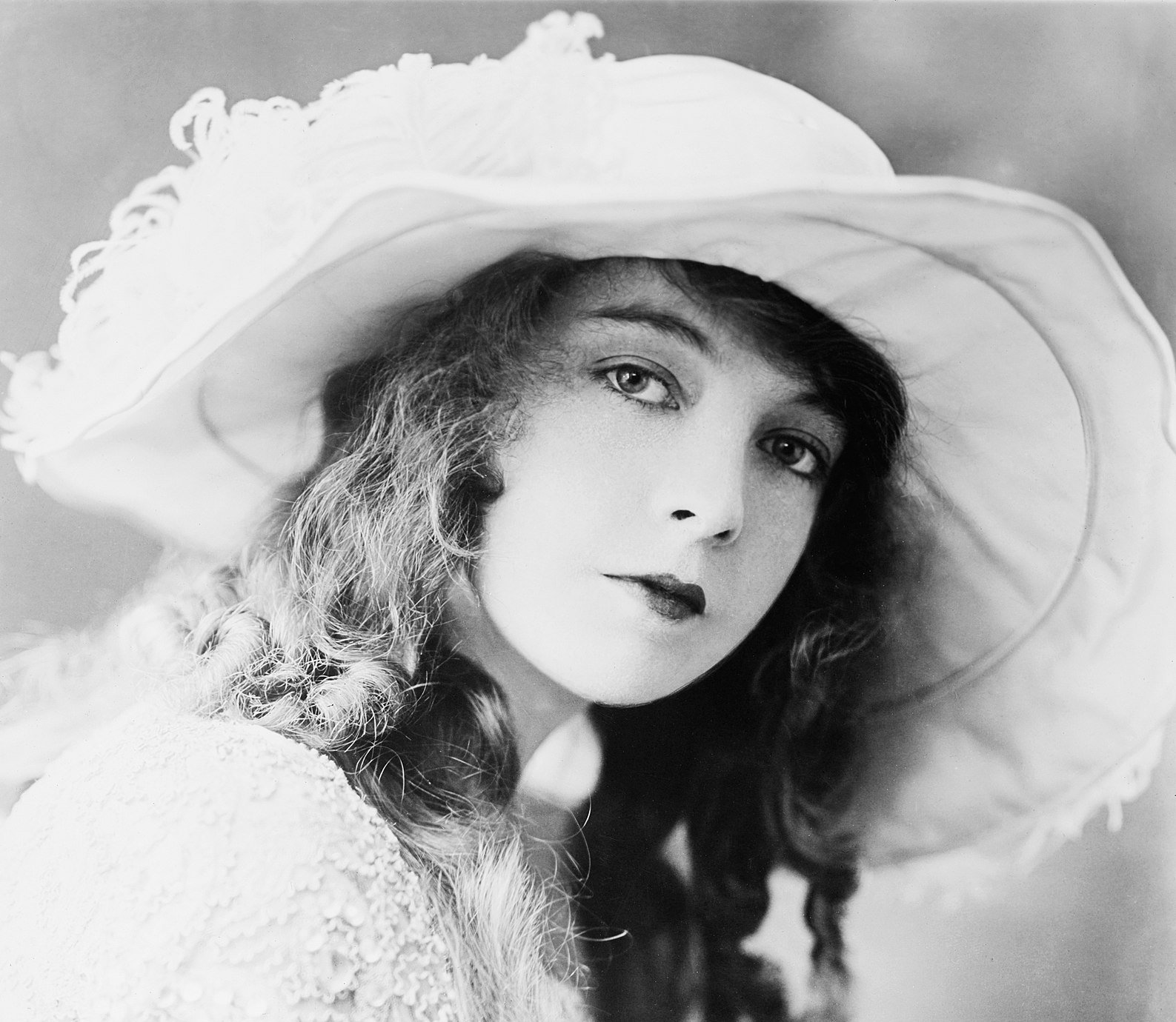 Grayscale Portrait Photo of Actress Lillian Gish in a white dress and white hat