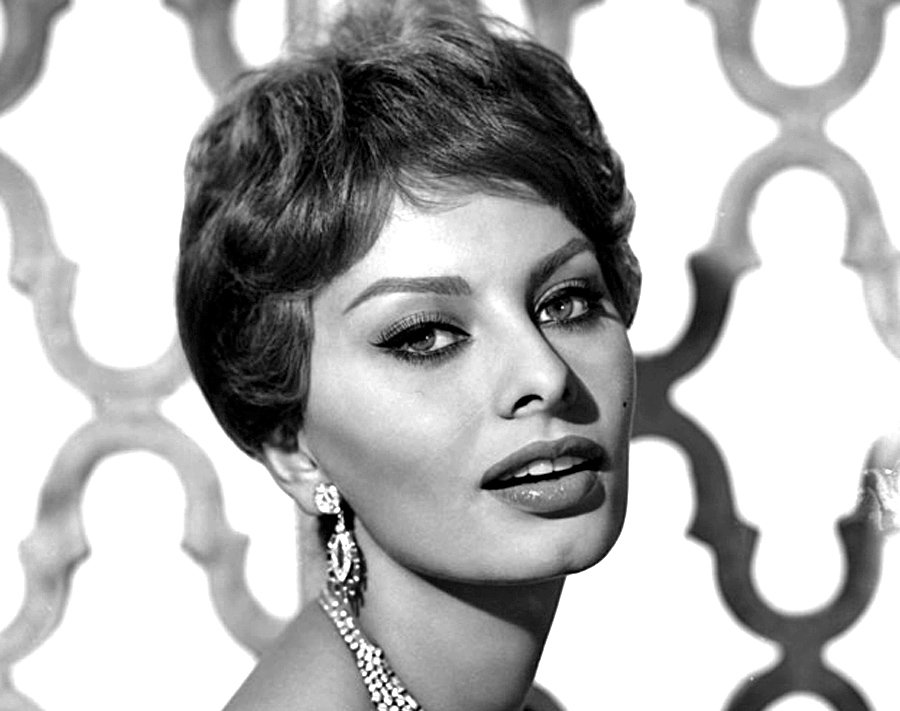 Grayscale Portrait Photo of Sophia Loren smiling and facing the camera