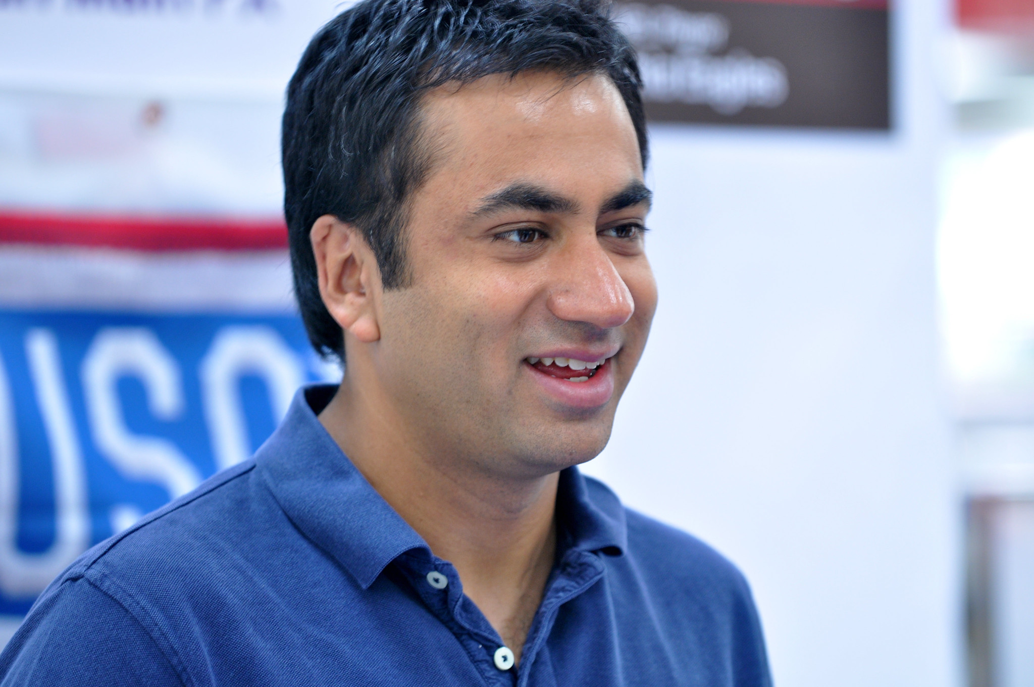 Kal Penn smiling.