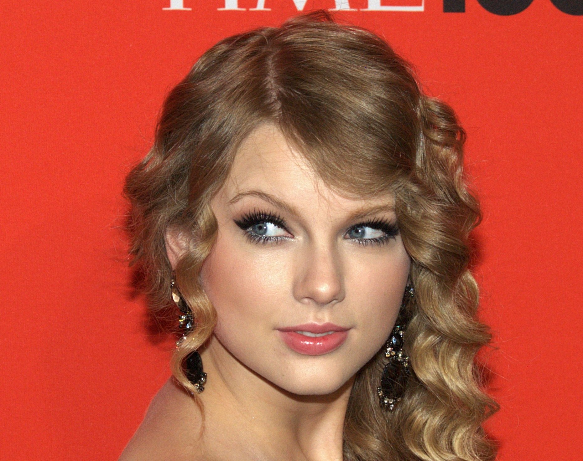 Portrait Photo of Taylor Swift at the 2010 Time 100 Gala looking to the left