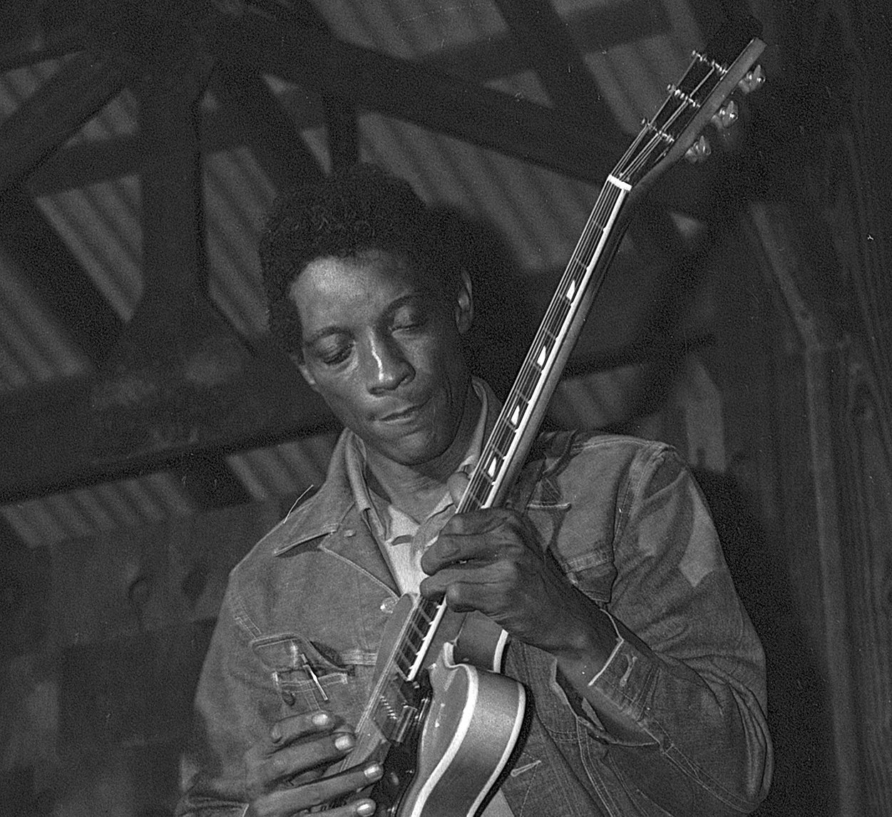 Grayscale Portrait Photo of Hubert Sumlin playing guitar