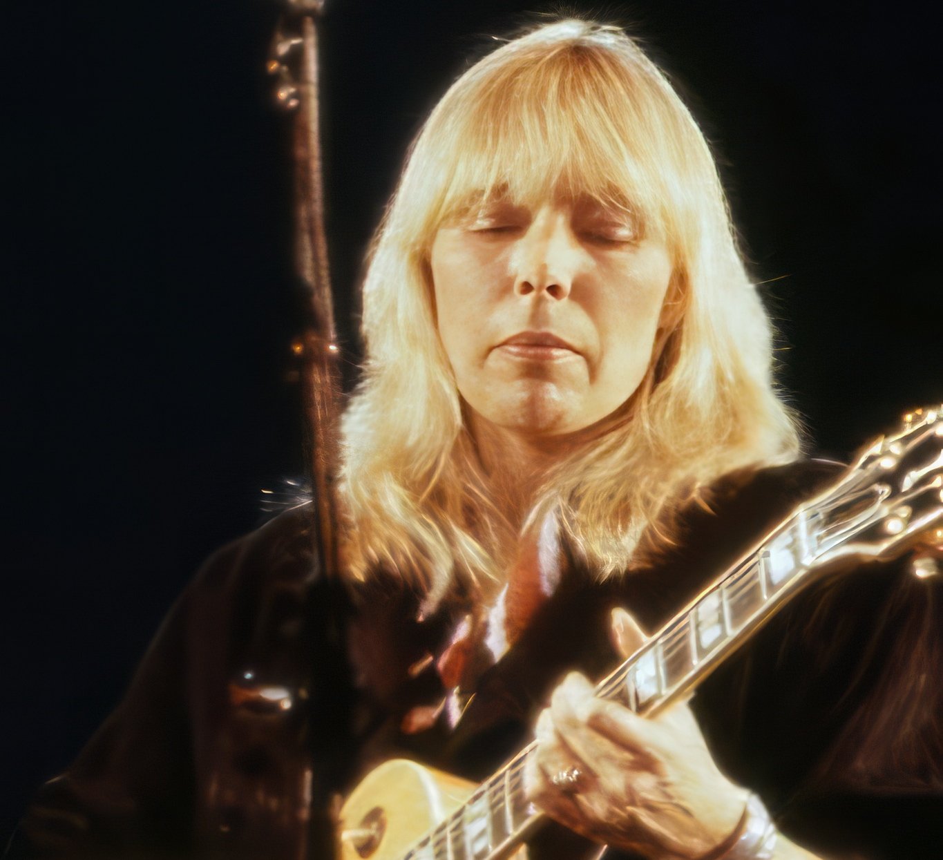 Portrait Photo of Joni Mitchell, performing on stage