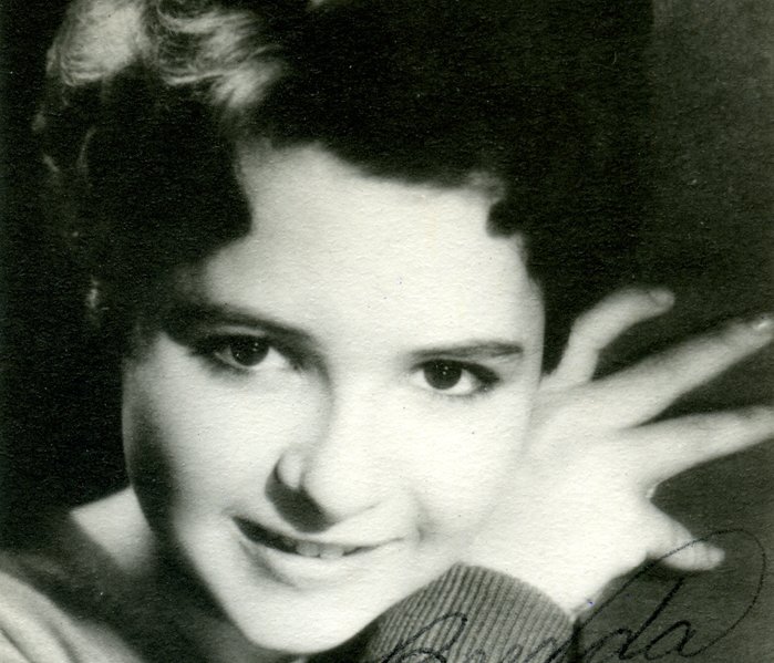 Grayscale Portrait Photo of the singer Brenda Lee smiling and facing the camera