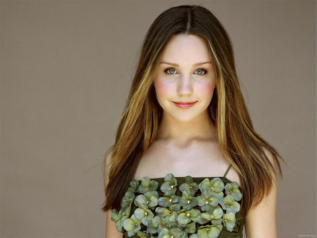 Portrait Photo of Amanda Bynes in a floral dress