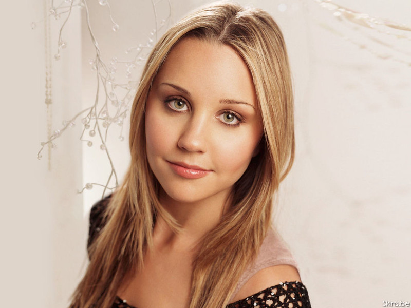 Portrait Photo of Amanda Bynes in black dress facing the camera