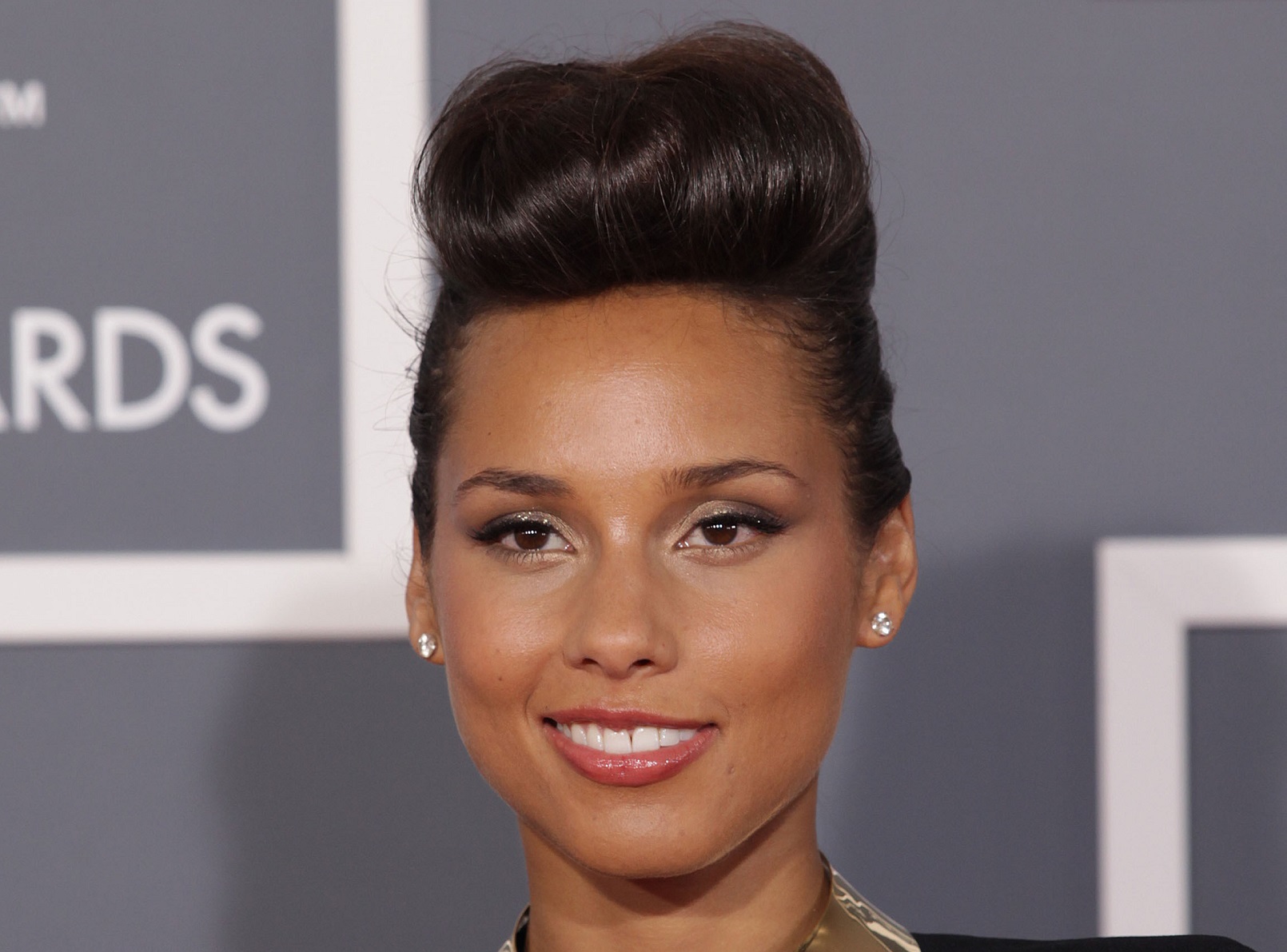 ALICIA KEYS arriving to Grammy Awards 2012