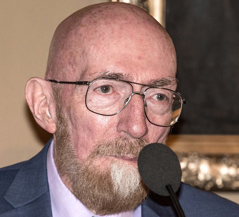 Portrait Photo of Kip Thorne in a blue suit